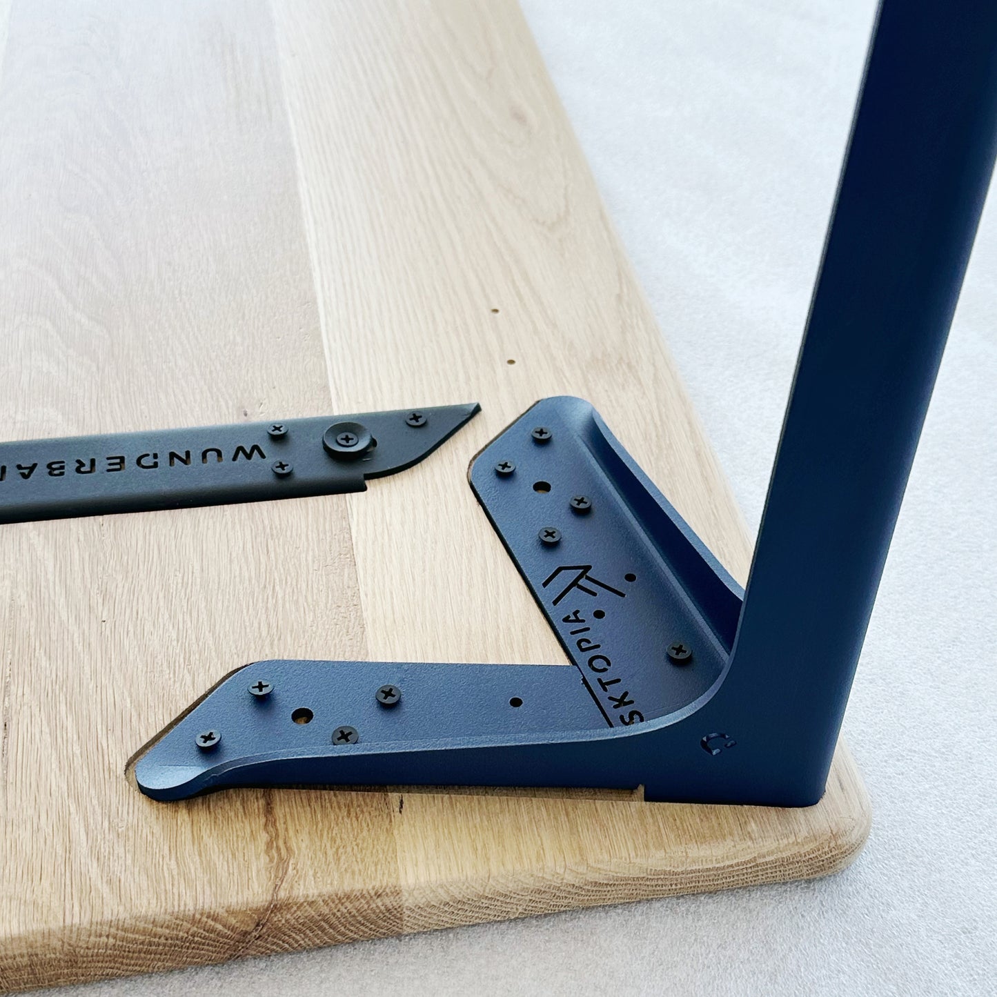 1.6 DESK | LUX | SOLID | 1600 X 700 X 25mm (new)