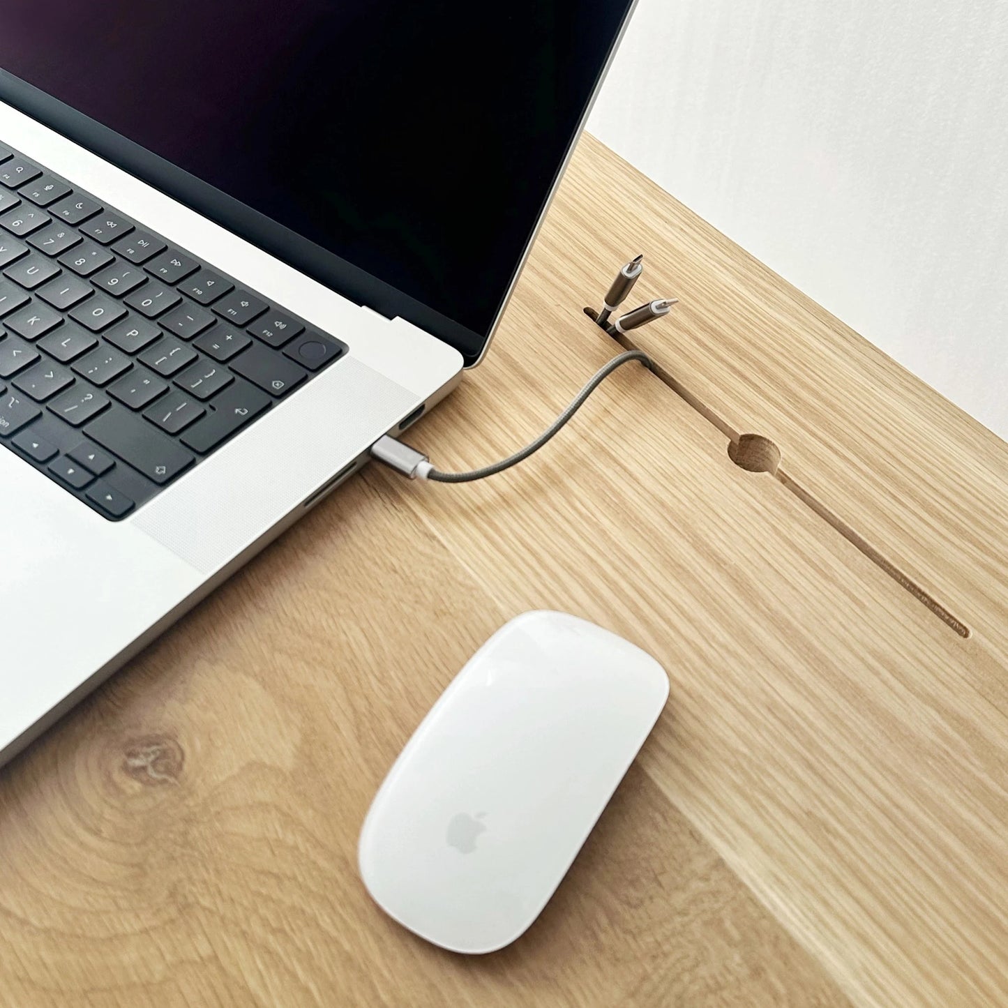 1.6 DESK | LUX | SOLID | 1600 X 700 X 25mm (new)