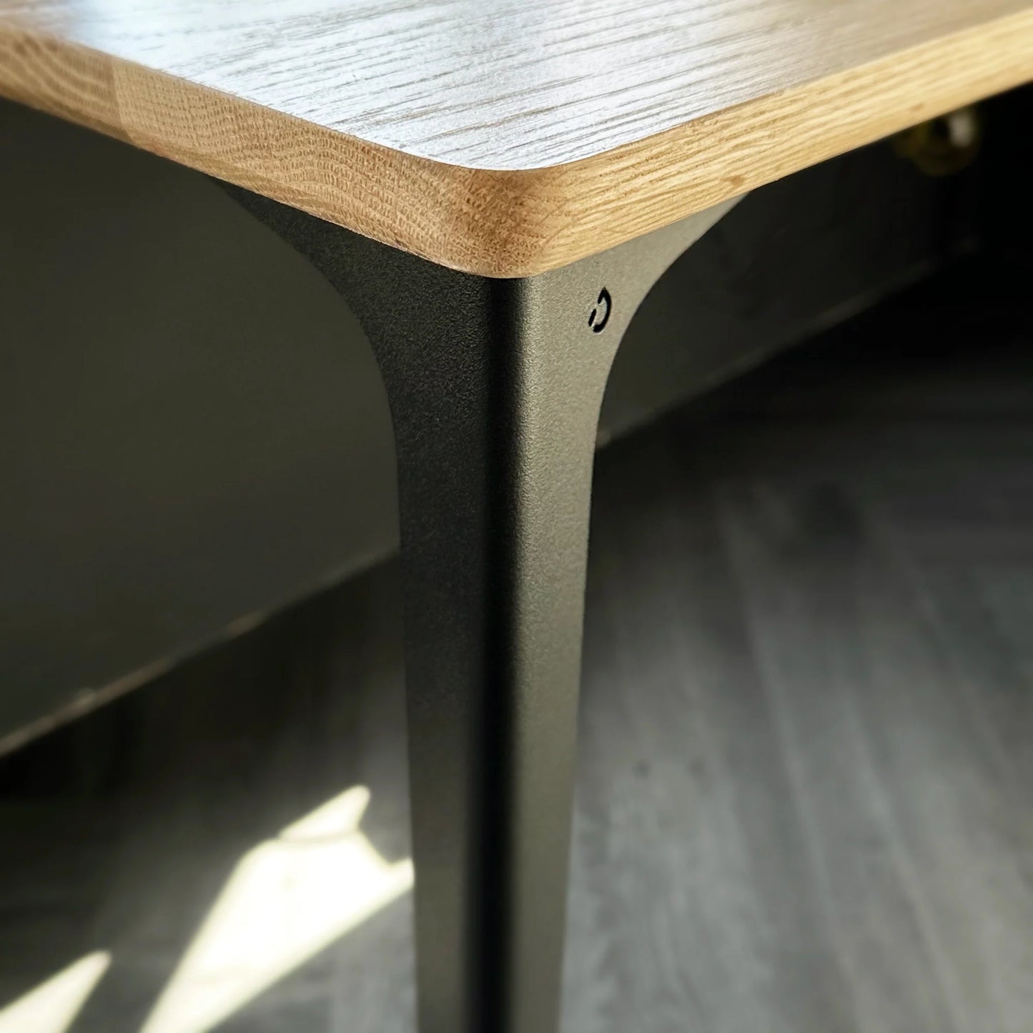 1.6 DESK | LUX | SOLID | 1600 X 700 X 25mm (new)