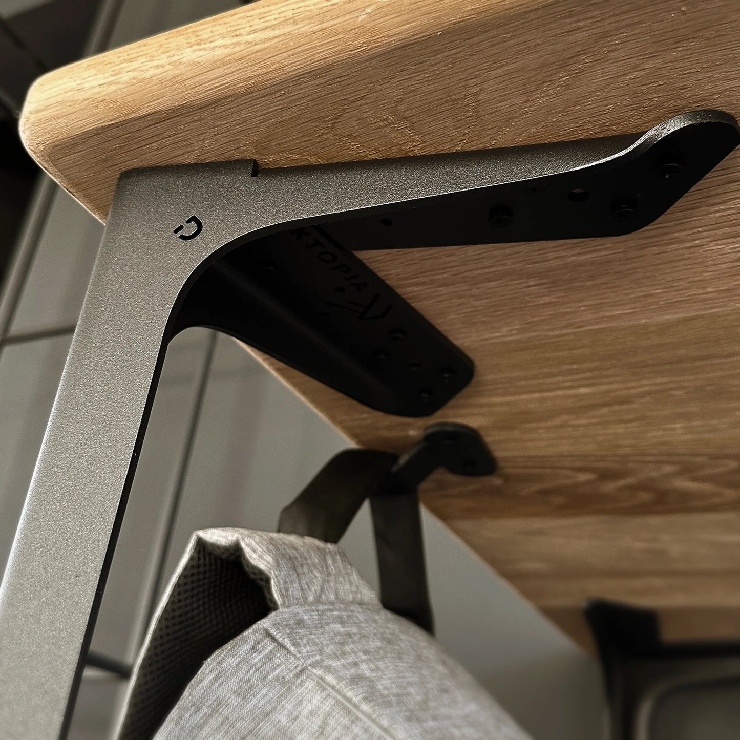 1.6 DESK | LUX | SOLID | 1600 X 700 X 25mm (new)