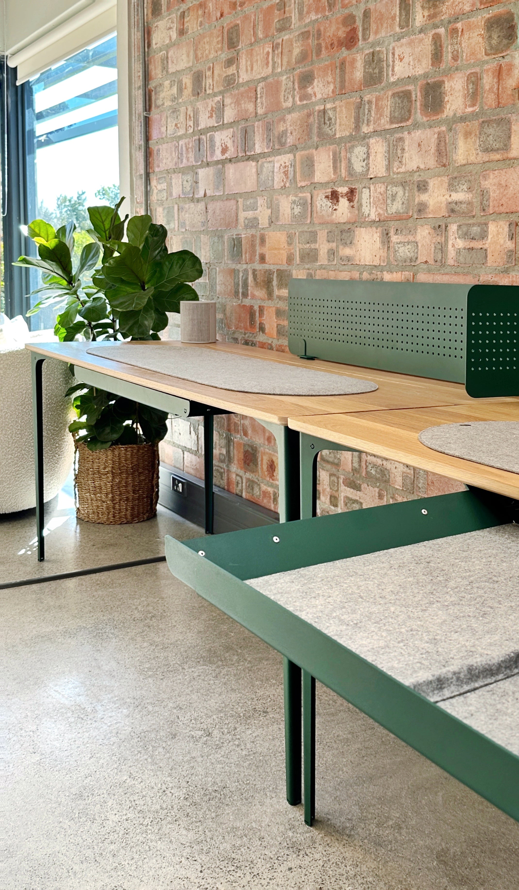 World class desks to World Kinect ( big client : ) – Desk