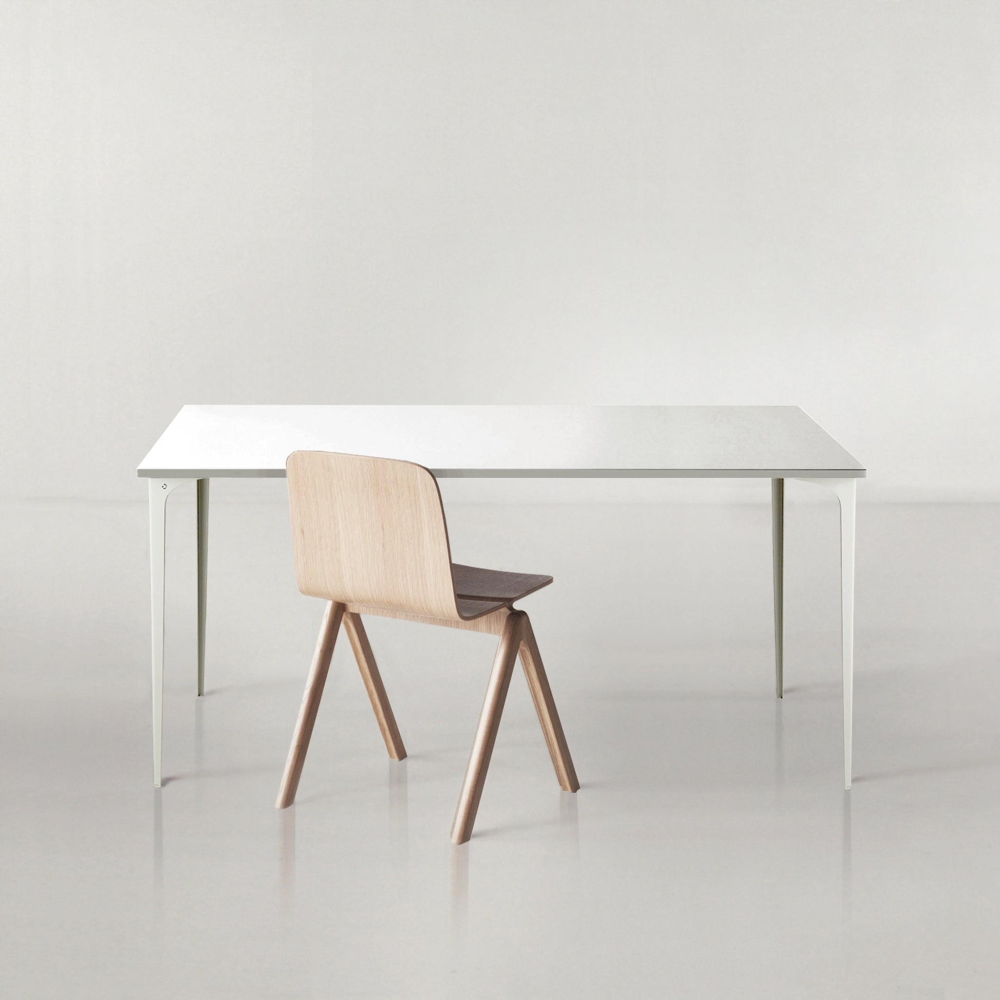 this is an example of a simple white steel desk by desktopia, one of the best desk suppliers in South Africa. This is their budget desk offering, in two sizes, and two colours. All customers have given this desk only 5 star goole reviews.