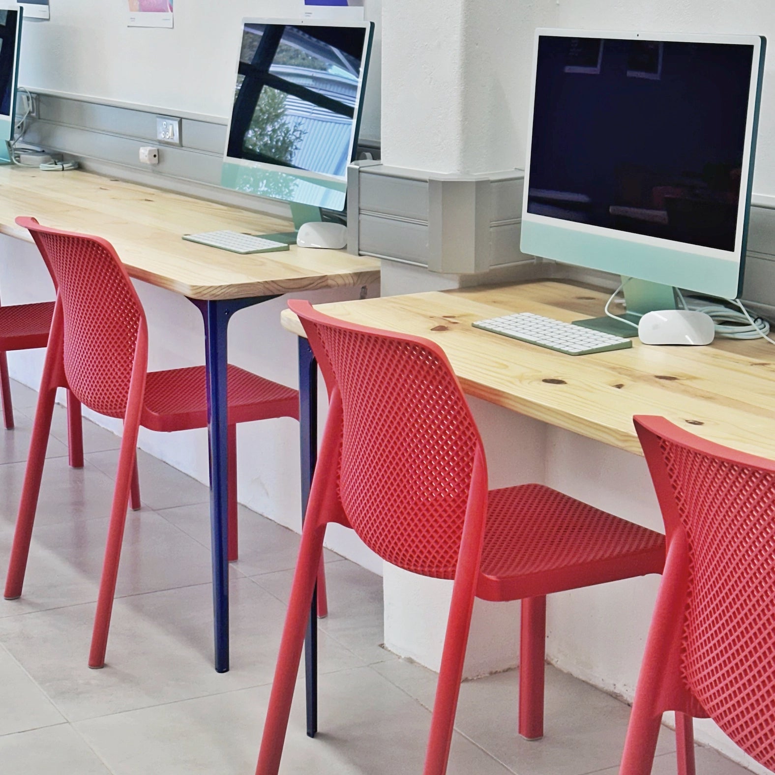 desk-desks-table-tables-boardroom-office-furniture-solutions-steelleg-hairpinleg-ikea-design-oak-ash-table-tops-custom-furniture-solutions-home-diy-doityourself-eco-furniture-designer-workstations-elegant-ergonomics-standing-sit-stand-desk-South-Africa-workfromhome-flatpacked-flat-packed-cafe-tablelegs-wood-easy-assemble