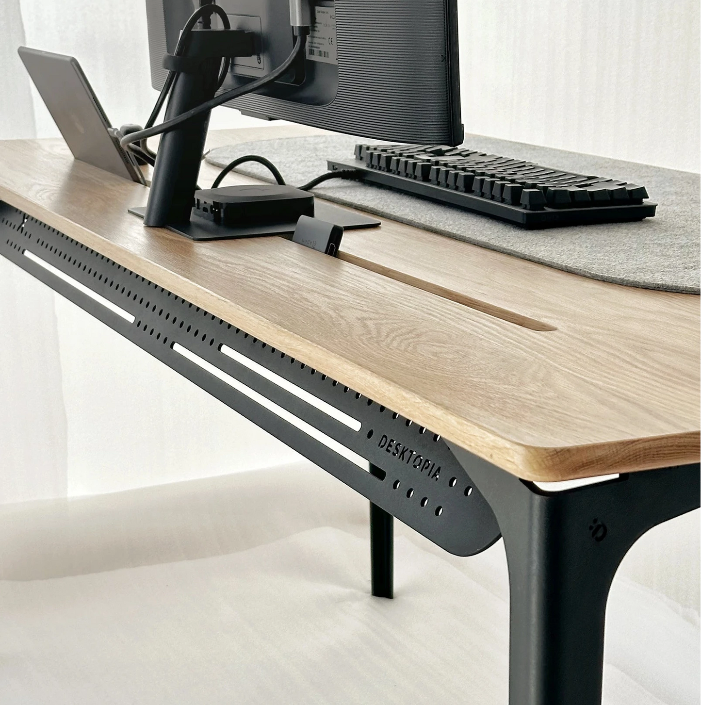 Solid oak gaming desk with black steel legs made in South African, this desk only has 5 star reviews buy all customers and is one of our best sellers