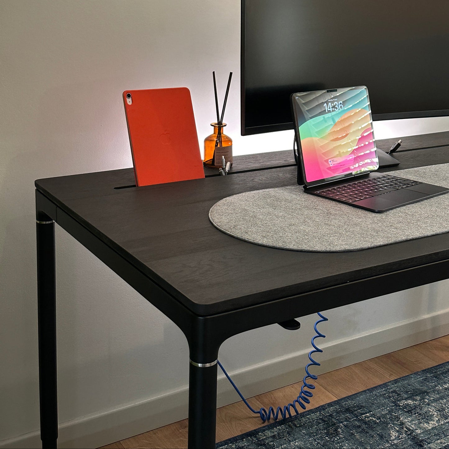 The only 4 leg sit stand electric desk in South Africa, black frame, incredible design, award winning system