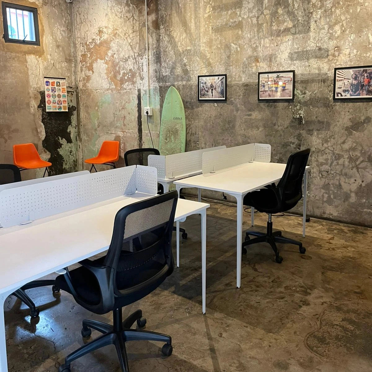 this is an example of a simple white steel desk by desktopia, one of the best desk suppliers in South Africa. This is their budget desk offering, in two sizes, and two colours. All customers have given this desk only 5 star goole reviews.